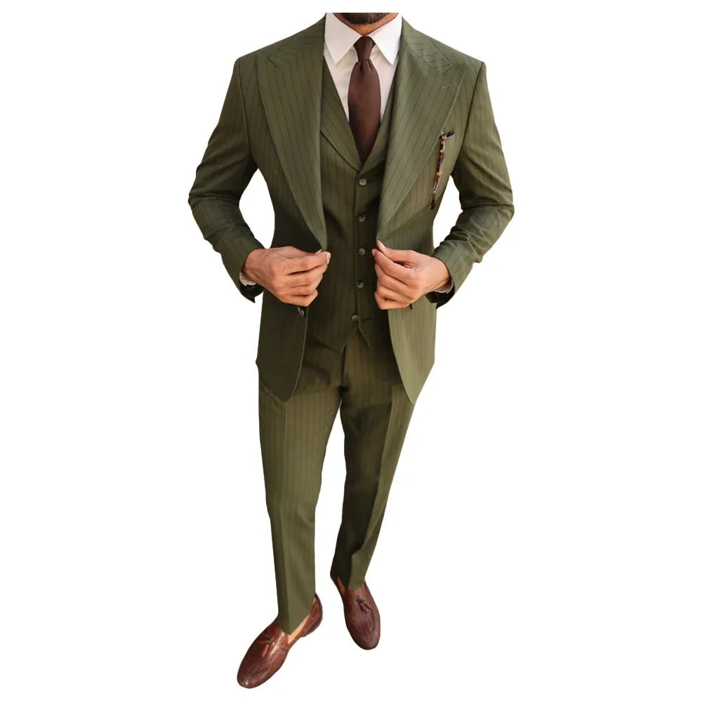Traje de rayas caqui y verde para hombre: Elegancia audaz y estilo inigualable.
